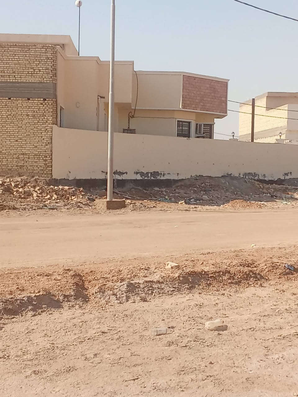 السلام عليكم اخوان عندي 3قطع مساحت الوحده 200 وعندي قطعتين مساحت الوحده 100 ونفس الشارع مساحت الشارع 7 متر ماي كهرباء كافه الخدمات موجوده طابو زراعي سند 25 قرار محكمة المكان الجربوعيه الرابعه قرب بيوت الشهداء  الشراي يتصل على هاذا الرقم ***********
