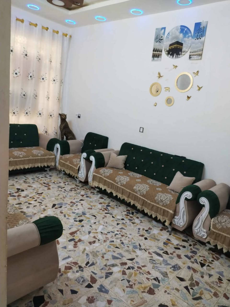 السلام عليكم بيت للبيع 100متر بسبع قصور قرب السيطره للاستفسار الاتصال على الرقم ***********
