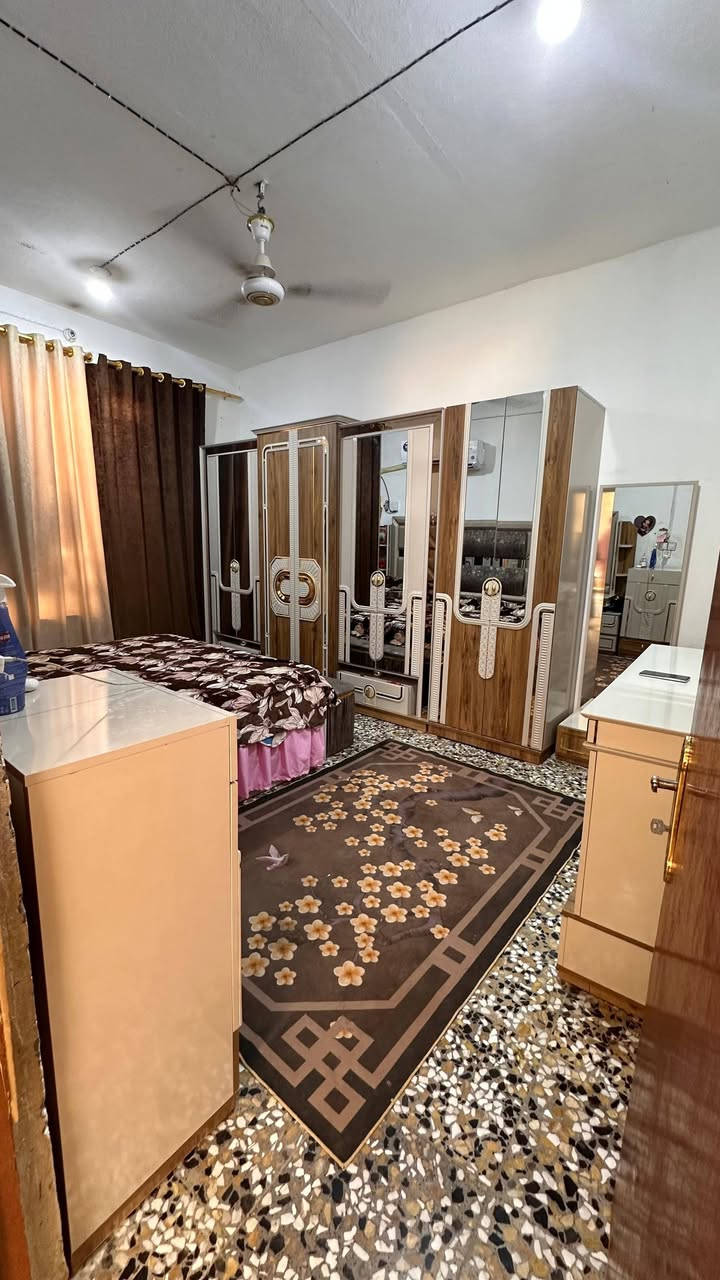 بيت مساحه 300 متر
بناء غرفتين وصاله ومطبخ وحمام داخلي 
حمامات خارجيه براني 12 متر عوزهه دواخل فقط
نزله ال بيده ابو صريفه حديقه بي 
اتصال ***********
