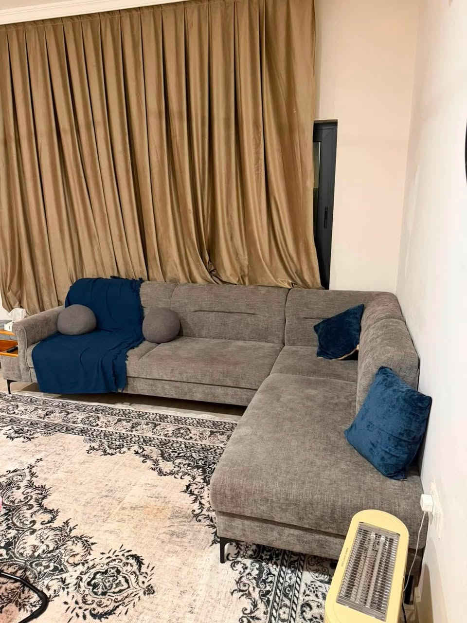 قنفات جديدات جدااا مصار شهرين من اخذتها تفريغ بيت السعر 550 وبيهن مجال بعد كورنر تركي اصلي والياخذه انطي ميز التلفزيون هديه لان مستعجل عليهن تفريغ بيت مكاني بغداد تواصل واتساب ***********
