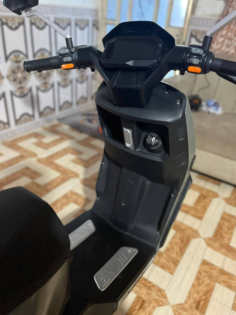 الدراجه اسمه وحش الكون ريان من شركة تالك العالميه بطاريات ليثيوم مغنيسيوم ٢٦امبير ٦٠ فولت اصلي عمره الافتراضي  ٤سنوات تمشيك ٦٠الى ٩٠ كيلو مستخدمه شهرين واي سوال عندك عن السرعه اشكد تمشي واي شي راسلني على الواتساب سعره (مليون)لشراي ورقمي  مستعجل على البيع وبيه مجال ***********٠
