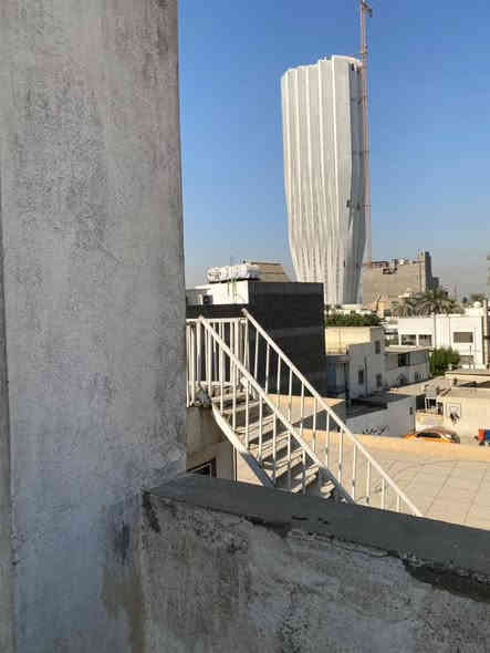 دار للبيع في الجادرية قرب البنك المركزي الجديد طابو صرف مساحة 126متر واجهة 5 نزال 25 يتكون من ثلاث وحدات سكنية معزول بدرج خارجي يصلح استثمار اوسكن يحتوي كل طابق على غرفة نوم وصالة ومطبخ معزول وصحيات مؤجر حالياً كل وحدة سكنية ب900$ دولار وقابل للزيادة سعر العقار ٧٠٠ مليون وقابل للتفاوض للاستفسار ***********
