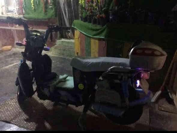 السلام عليكم 
الموطور:  للبيع 
الموطور نضيف كلش 
و كلشي بي شغال 
اربعه كير 
البطاريات عل فحص كلشي عل فحص 
عدد البطاريات 5بطاريات 
صويجين وبصمه 
وصويج مال الصندوق واحد فقط 
بصمه شغاله عن بعد 
كلشي بي شغال 
مكاني الرمادي السبعه كيلو 
السعر 450 وبي مجال 
الستفسار على هاذ الرقم «***********» 
بي واتساب وحياكم الله
