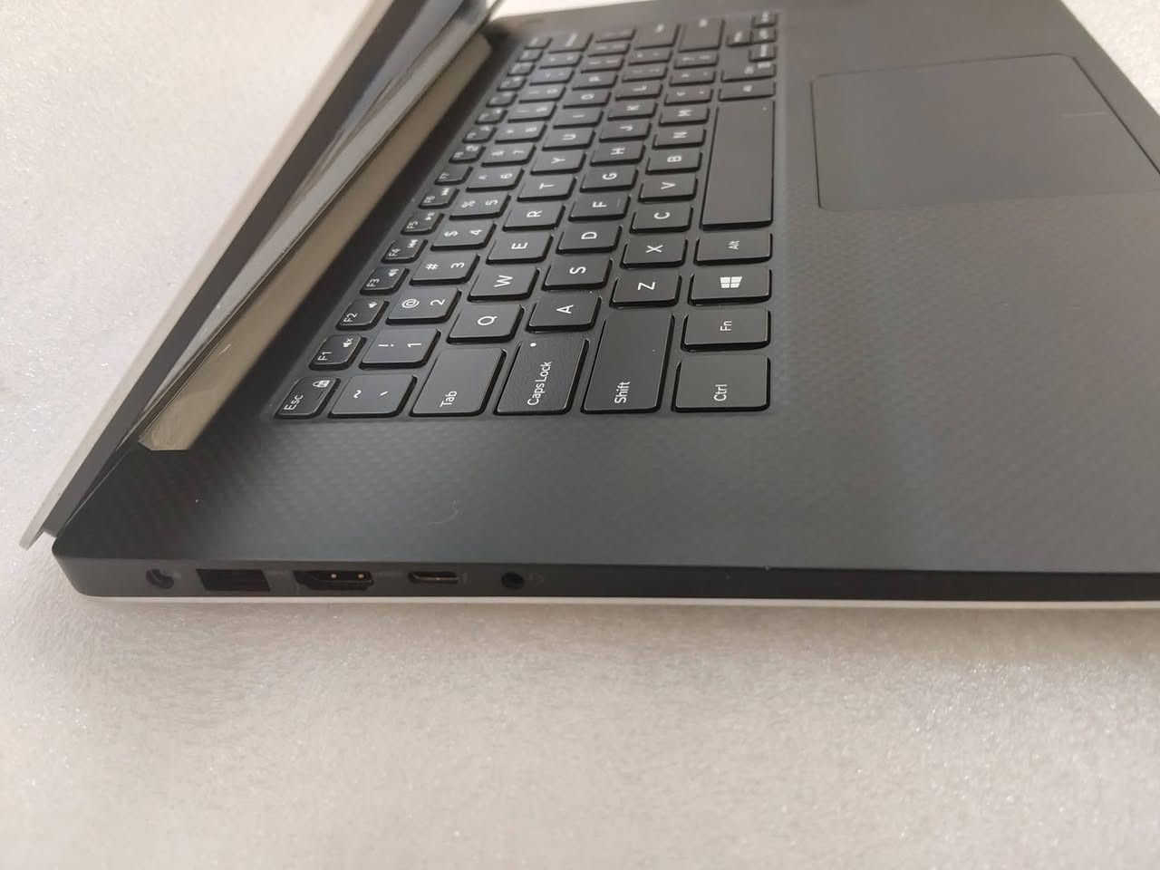 ⚡ Dell XPS 7490
A
🔹 Core i7 الجيل 9
🔹 RAM 32GB
🔹 SSD 1TB مع توفر خيار 512GB
🔹 كارت شاشة خارجي 4GB من سلسلة GTX 1650
🔹 شاشة 15.6 إنج

يُعد من أرقى وأفضل موديلات Dell XPS
مواصفات قوية للاستخدام المتقدم والمهام المتعددة
تصميم أنيق وجودة تصنيع مميزة من سلسلة XPS
أداء مستقر ومناسب للعمل والدراسة والتصميم
خيار متوازن يجمع بين الشكل الراقي والأداء الجيد

🎯 الاستخدامات:
✔️ التصميم والمونتاج
✔️ البرمجة
✔️ الهندسة والبرامج المختلفة
✔️ الأعمال المكتبية
✔️ الدراسة والاستخدام اليومي المتقدم

🚚 يوجد توصيل لجميع محافظات العراق
🛡️ ضمان 10 أيام

📩 للاستفسار عن اللابتوب أو السعر راسلنا خاص


**إذا كنت صاحب هذا الإعلان وتريد حذفه لأي سبب، رجاءا أرسل رسالة إلى الدعم الفني**