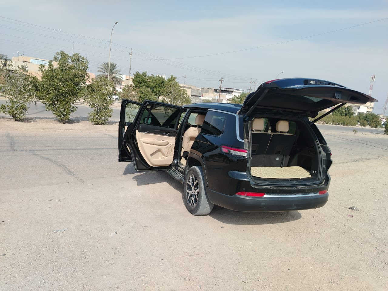 السلام عليكم جيب كراند شاروكي لمتتد 7 راكب مديل 2024 مرقم شهدا حادث جاملغ فقط بدون دواخل بدون ارباك سعر 325 بيها مجال الانتصال على رقم ***********
