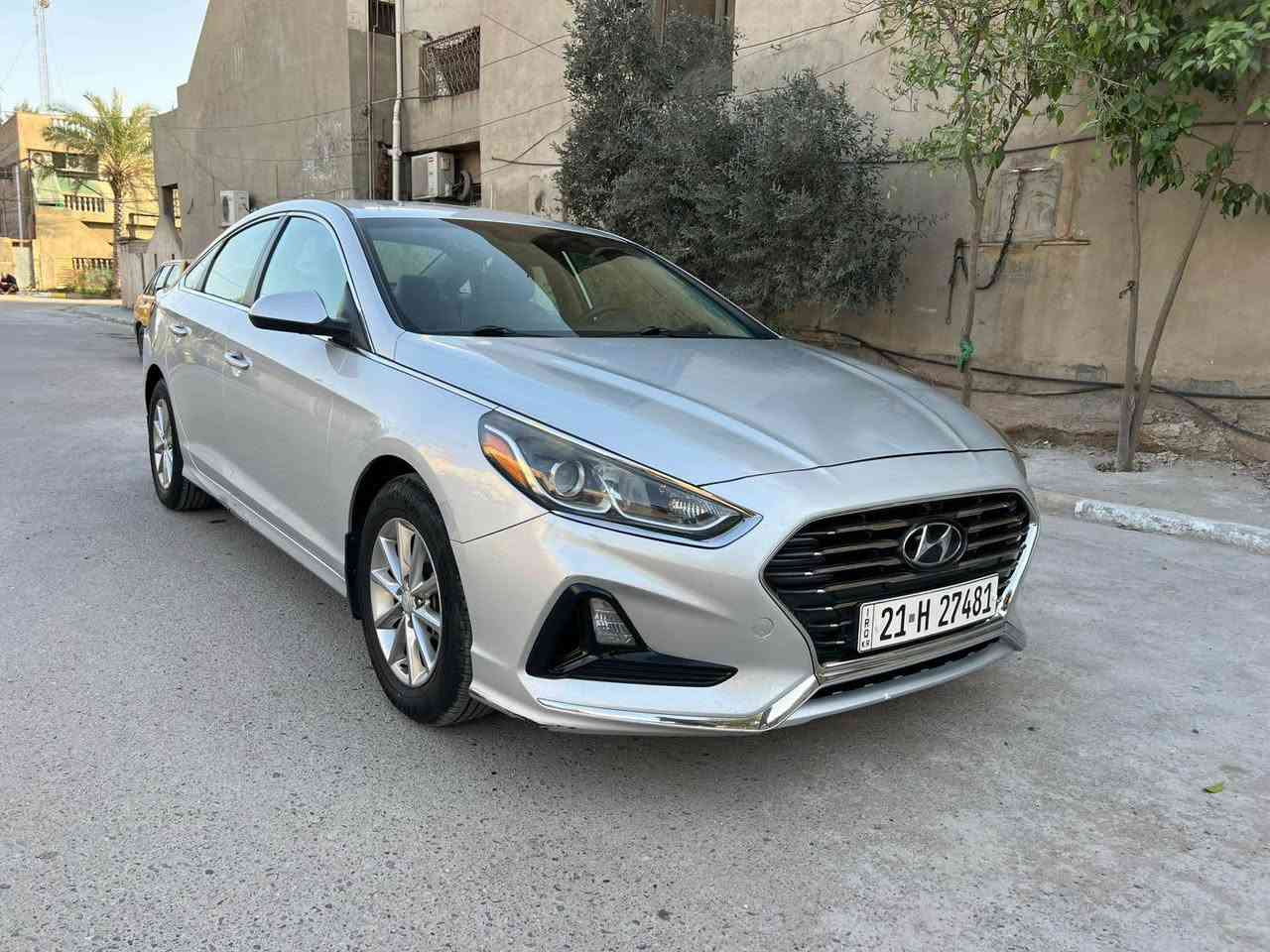 السلام عليكم عندي سوناتا 2018 للبيع سيارة جديدة رقم شمالي باسمي وارد امريكي حادث خلفي صور الحادث مرفقة بالمنشور كير مكينة كلة بلاد مواصفات 
1-شاشة جبيرة 
2-كامرة دوارة 
3-اشاير بالمري 
4-ويل كب 
5-داخل لونين 
6-رادارات جانبية 
7-ثلاث وضعيات قيادة 
8-مكينة 2400 
مكان السيارة بغداد للاستفسار الاتصال *********** بغداد, العراق
