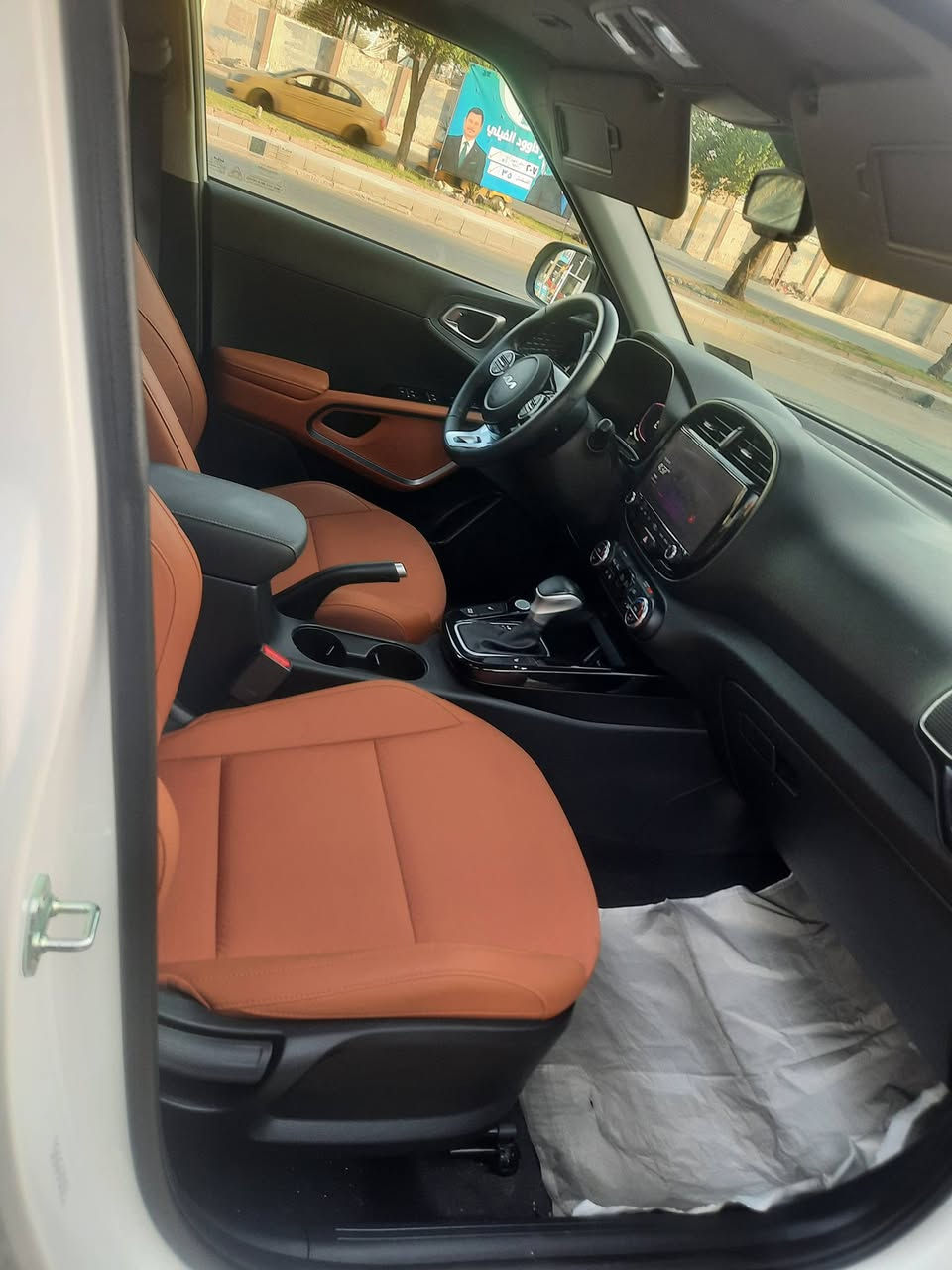 السلام عليكم كيا سول للبيع موديل ٢٠٢٤ 
مواصفاته EX فتحة سقف بصمه جلد بلادي قرميد كشن تدفئه رادار توقف ذاتي محرك ٢٠٠٠ ماشيه ٩٠٠٠
بأسمي مرقمه بغداد بدون صبغ بارد على كد شبر جاملغ الأيمن  السياره جديده بمعنى الكلمه حادثه تعتبر كلين 
مكان السياره بغداد شارع فلسطين الشراي يتصل 
*********** أعتذر من المراوس بيع فقط
