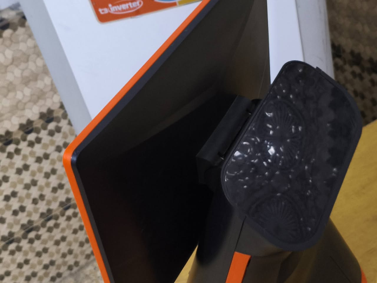 جهازكاشير (POS) متكامل بمواصفات عالية i3 - حالة ممتازة جداً 🚀
الوصف:
للبيع جهاز كاشير (All-in-One POS) متكامل بنظام ويندوز، يتميز بتصميم عصري (أسود + برتقالي) وأداء سريع جداً، مثالي للمطاعم، السوبر ماركت، والصيدليات.
المواصفات الفنية:
المعالج: Intel Core i3-4030U (أداء مستقر وسريع جداً مقارنة بالأجهزة العادية).
الذاكرة (RAM): 4GB DDR3.
التخزين: 128GB SSD (سرعة فائقة في التشغيل، الهارد بحالة ممتازة 100%).
الشاشة الرئيسية: 15.6 بوصة LED، لمس حراري (Capacitive) سريع جداً ونظيف تماماً بدون أي خدوش.
شاشة العميل: شاشة VFD خلفية مدمجة لعرض الأسعار للزبائن.
الطابعة: طابعة حرارية مدمجة حجم 80mm (القياس الكبير)، طباعة واضحة وسريعة جداً.
المميزات الإضافية:
النظام: Windows 10 Enterprise LTSC (النسخة المستقرة والخفيفة المخصصة للأعمال).
الاتصال: يدعم Wi-Fi مدمج، بلوتوث، ومنفذ شبكة LAN.
المنافذ: يحتوي على 6 منافذ USB، منفذ VGA، ومنافذ صوت.
الحالة: الجهاز نظيف جداً وشغال 100% بدون أي عيوب أو نقص.
السعر: [550,000 الف دينار فقط]
وبيه مجال قليل
الموقع: البصرة ،الجزائر

للتواصل 
 770 575 7000
