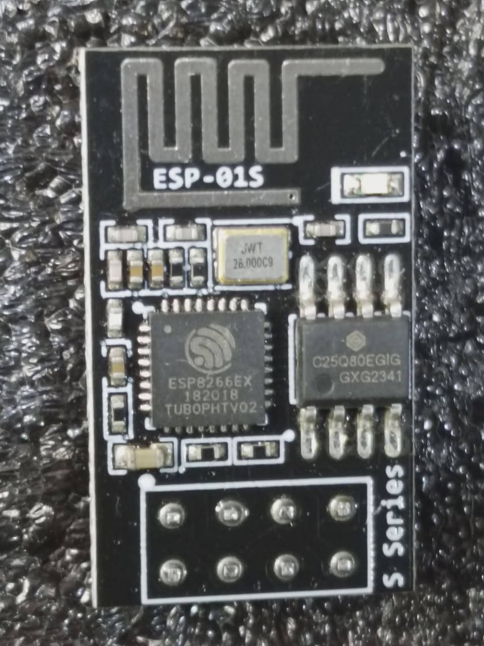 متوفر كمية سعر القطعة 3
المتحكم الرئيسي: ESP8266EX.
الذاكرة (Flash Memory): تأتي بذاكرة فلاش بسعة 1 ميجابايت (وهذا هو الفرق الجوهري عن نسخة ESP-01 القديمة التي كانت تأتي بذاكرة 512 كيلوبايت فقط)، مما يسمح لها باستيعاب برمجيات (Firmware) أكبر وأكثر تعقيداً.
الاتصال اللاسلكي: تدعم بروتوكول Wi-Fi 802.11 b/g/n بتردد 2.4 جيجاهرتز.
الجهد التشغيلي: تعمل بجهد 3.3 فولت (انتبه: التعامل مع 5 فولت قد يتلف الوحدة مباشرة).
أوضاع العمل: يمكنها العمل كـ:
Station (STA): للاتصال براوتر موجود.
Access Point (AP): لبث شبكة واي فاي خاصة بها.
كلاهما معاً (STA+AP).
المميزات والاستخدامات
الحجم الصغير: مثالية للمشاريع التي تتطلب مساحة محدودة.
دبابيس الإدخال والإخراج (GPIO): تحتوي على عدد محدود من دبابيس GPIO (عادةً اثنين فقط)، مما يجعلها مناسبة للمهام البسيطة مثل تشغيل ريلاي، قراءة حساس حرارة، أو التحكم في إضاءة LED.
التطبيقات: تُستخدم بكثرة في مشاريع "إنترنت الأشياء" (IoT)، مثل التحكم في الأجهزة المنزلية الذكية، أنظمة المراقبة البسيطة، أو ربط أجهزة الأردوينو بالإنترنت.
سهولة البرمجة: يمكن برمجتها باستخدام بيئة أردوينو (Arduino IDE)، أو عبر أوامر AT (AT Commands)، أو حتى عبر MicroPython.


**إذا كنت صاحب هذا الإعلان وتريد حذفه لأي سبب، رجاءا أرسل رسالة إلى الدعم الفني**
