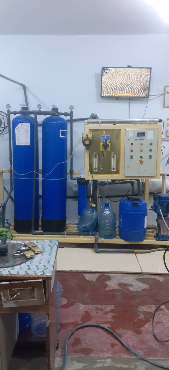 معمل تصفيه مياه للبيع منشأ إيطالي متكون من خزانات عدد ٢ بلاستك +خزانات حديد عدد ٣ للخزن +ماطورات ٢للسحب  مكان المعمل بيجي حي العسكري مقابل مركز الصحي للاستفسار ***********  السعر مناسب 20 ورقه بيع مستعجل سبب البيع لعدم التفرغ
