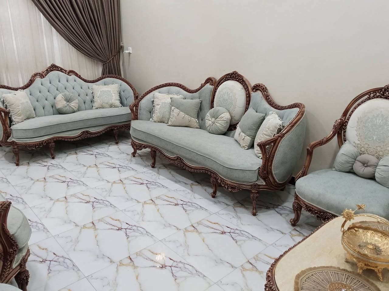 السلام عليكم _ من رخصة الادمن المحترم عندي تخم مصري درجة أولى عشر مقاعد متوسط الحجم مع طبله وسطيه تخم أخو الجديد رايده بسعر مليونين وربع وبيه مجال واسئل وشوف شكد سعره بالسوك عنوان _ بغداد _ الشعب _ حي التجار _ رقم موبايل / ***********
