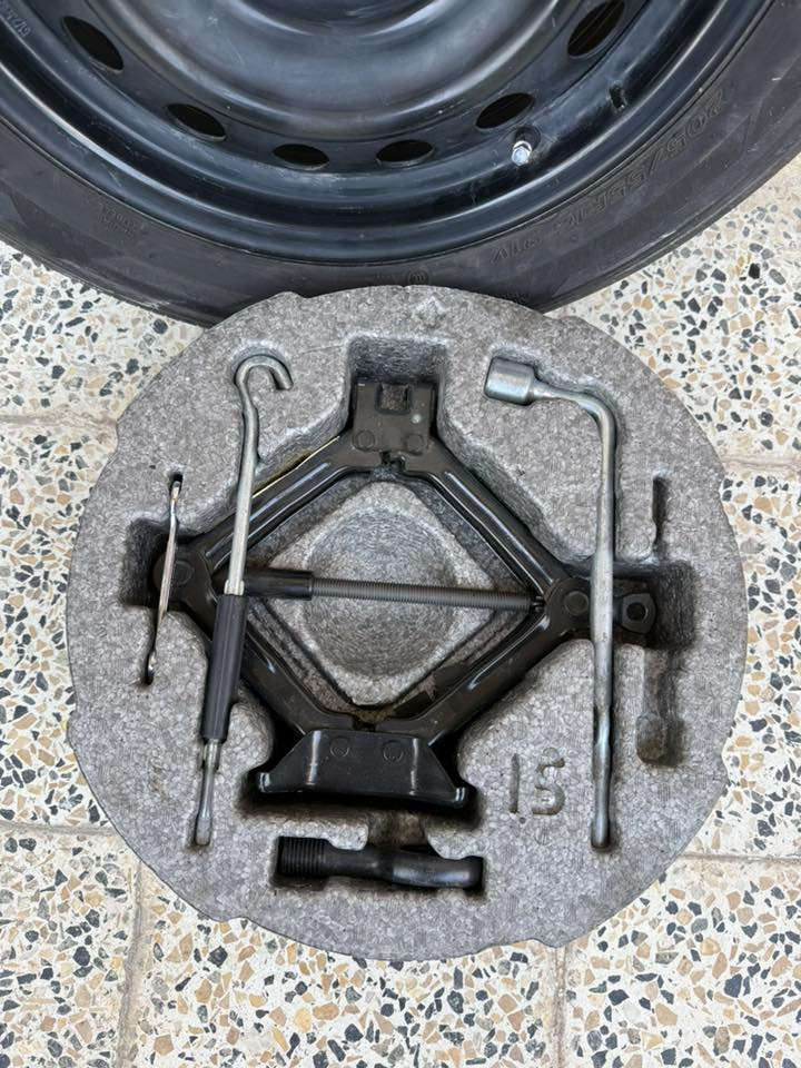 السلام عليكم ،
تك تاير كورلا هايبرد اصلي الي يجي مع سياره 
مع الويل و فلينة وعده  
السعر 100الف وبي مجال بسيط 
*********** مكاني بغداد 🤍
