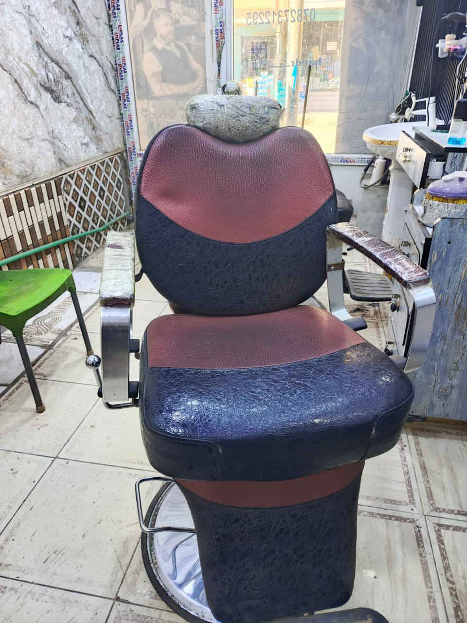 السلام عليكم كرسي حلاقه للبيع مكاني شطره شارع المحكمه القديم محلات ال دفار السعر خاص او إتصال ع رقم ***********
