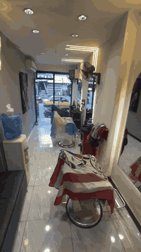 السلام عليكم 

محل حلاقة للبيع الحرية الثانيه 
المحل ايجاره 350 الف يحتوي على ثلاثة كراسي اثنين من الكراسي مستاجرات المحل شغال شغال وديكور  حديث للاستفسار ***********
