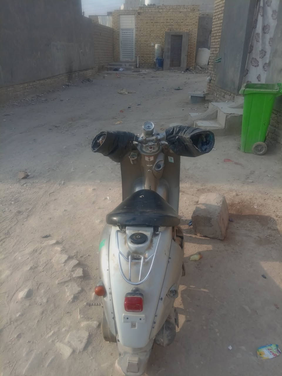للبيع دراجه  مصريه ذبانه
بس المكينه اليوم  الهندر كض بيه
مرواوس  ونطي فرق عادي
***********
