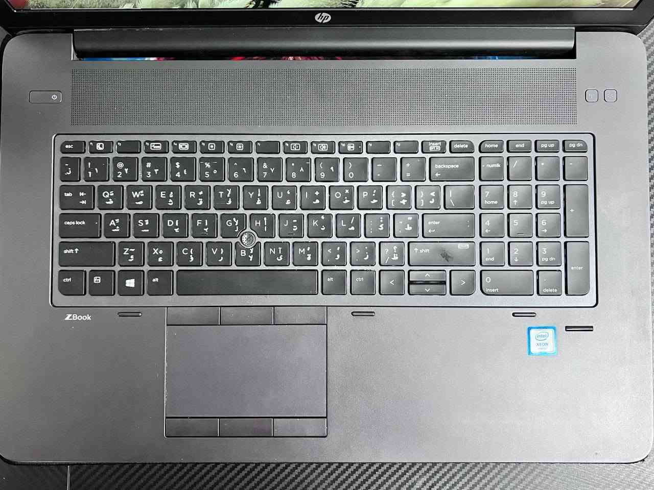 لابتوب HP ZBOOK 17 G3   للبيع 💎
‏لابتوب جدا راقي ، مخصص للبرامج الهندسية والتقنية ، باداء احترافي وسرعة بالتنفيذ، وقوي ايضا للالعاب بمختلف انواعها ، يناسب جميع الاعمال الصعبة ⚡🔥 
‏
‏المواصفات التقنية:  
‏⚜ المعالج / Xeon E3 - 1575M v5 
‏سرعة المعالج الاساسية 3GHz والتيربو 3.9GHz
‏بقوة i7 6920H او اقوة منه
‏⚜ كرت شاشة داخلي مخصص للبرامج
‏Intel iris pro graphic P580 4GB SHARED 
‏⚜ كرت شاشة خارجي احترافي نفيديا
‏Nvidia quadro M4000M 4GB (كلش قوي 🔥)
‏⚜ الرام / 8GB  DDR4  
‏⚜ تخزين / 256GB SSD M.2
‏⚜ الشاشة / حجم كبير  17.3 inch FHD SCREEN دقه عالية 💎
‏
‏ملحقات كاملة
‏👜 حقيبة جديدة
‏🔌 شاحنة اصلية
‏🖱 ماوس
‏🖱ماوس باد
‏+ تغليف كامل للبكج
‏
‏✨السعر 450 الف ⚡
‏الضمان / اسبوع كامل بنظام استبدال في حال وجود اي خلل او مشكلة بالجهاز،  
‏( الاستلام بعد الفحص والتاكد من جميع التفاصيل 🩵 )
‏القطعه ما اندزها اذا مو مضمونه ومرتبة 
‏متواجد ماسنجر
‏واتساب *********** 
‏
