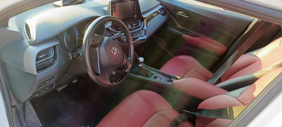 تويوتا C-HR موديل 2022 للبيع 
‏سيارة رياضية أنيقة واقتصادية بالوقود، نظيفة وجاهزة للفحص
‏ الموديل: 2022
‏ النوع: تويوتا C-HR
‏ المحرك: 2000 سي سي
‏المواصفات: فول مواصفات ما عدا الفتحة
‏ ناقل الحركة: أوتوماتيك
‏نظام الدفع: أمامي
‏ اللون: أبيض
‏العداد: 137 ألف كم
‏ الرقم: بغداد (ثاني يوم التحويل)
‏ الضرر: مرفق بالصور داخل المنشور
‏أهم المواصفات:
‏ علما ان السيارة: هايبرد وبانزين 
‏ شاشة كبيرة مع كاميرا خلفية
‏ رادار / تنبيه الخروج عن المسار
‏ مثبت سرعة
‏ حساسات أمامية وخلفية
‏ مرايا كهرباء قابلة للطي
 جنوط ألمنيوم
‏ مكيف قوي
‏أنظمة أمان متعددة (ABS – Airbag – Traction Control)
‏ 
‏ مكان السيارة: بغداد / صلاح الدين
‏ للاتصال أو واتساب: ***********
