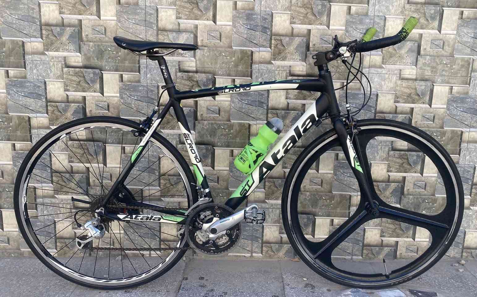 السلام عليكم🌹

للبيع فقط 

بايسكل c700 ضد الساعه

ماركة اتالا Atala

ركبه متحركه

تايرات كتان ماركه كندا

واير بريك دفن

لشه مضلعه

معدن المنيوم

فريم عالي جدا 55 لارج L

خفيف جدا وسريع ✈

جاهز اي عطل مابي👍🏻

كله مختم  

حجم C700 /28

كمبليونه امامي و خلفي 

سستم شيمانو سورا   

امامي 3خلفي 7

السعر 250

العنوان :🏭
بغداد الطالبية قرب كلية الادارة والاقتصاد 
 
نعتذر عن المراوس🚲

الرقم للتواصل /***********
