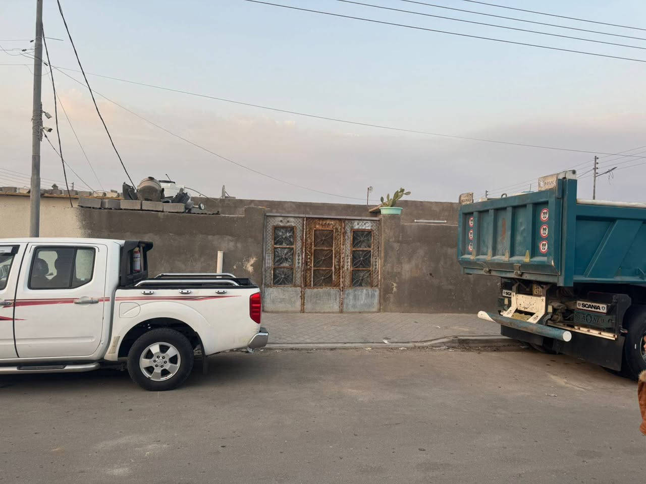 بيت حواسم للبيع المساحة 200 في حي الصحفيين الاولى مقابيل الاطفاء يحتوي على غرفتين وصالة وديوان وحمام السعر 30 وبي مجال للاتصال ***********
