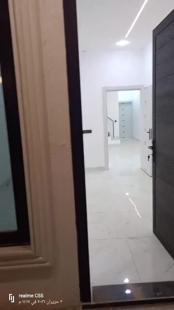 ## 🏠 **دار للبيع - بناء جديد (صفر) غير مسكون** 🏠
يعلن **مكتب دار النخبة** عن توفر دار سكنية مميزة بتصميم مودرن حديث، جاهزة للسكن الفوري!
### ✨ **مواصفات العقار:**
 * **المساحة:** 100 متر مربع.
 * **الحالة:** بناء جديد (صفر) جاهز بالكامل.
 * **التصميم الداخلي:** مغربي كامل مع إضاءة ليد مخفية ممتدة (Linear Light) تضفي لمسة عصرية مميزة.
 * **نظام التبريد:** مجهز بالكامل بنظام دكتات (مركزي).
### 🚪 **تفاصيل التقسيم الداخلي:**
 * **الطابق الأرضي:**
   * استقبال واسع وفخم بتشطيب مغربي.
   * هول داخلي مريح مع درج بتصميم مفتوح ومودرن.
   * مطبخ بنظام "حار بارد".
   * غرفة نوم واسعة + مجمع صحي متكامل.
 * **الطابق الثاني:**
   * غرفتين نوم إضافية بمساحات ممتازة وإضاءة طبيعية.
   * هول داخلي إضافي.
   * مجمع صحي.
   * مناور واسعة لتوفر تهوية وإضاءة ممتازة للبيت بأكمله.
### 📞 **للاستفسار والتواصل:**
يرجى مراسلتنا أو الاتصال بـ **مكتب دار النخبة**:
📱 **الأرقام (واتساب / اتصال):**
 ***********
 ***********
 ***********
📍 **الموقع:** حي الجامعة
**مكتب دار النخبة - خيارك الأول للعقارات المميزة**
