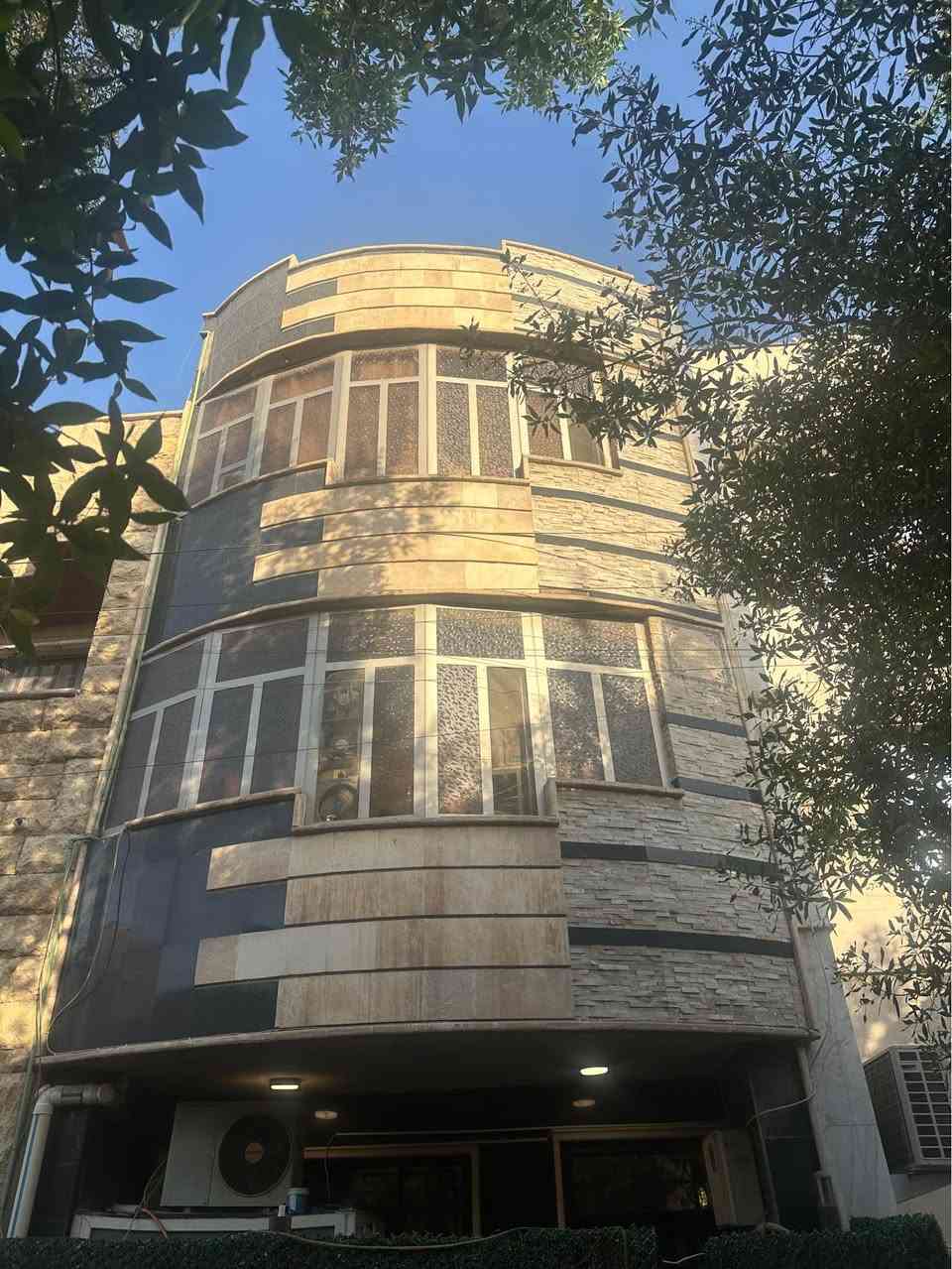 سلام عليكم 
بيت للبيع في منطقة زيونة خلف اسواق الاء مساحة ٥٠ متر بناء عامودي بناء حديث
للاستفسار الاتصال على الرقم 
*********** بغداد, العراق
