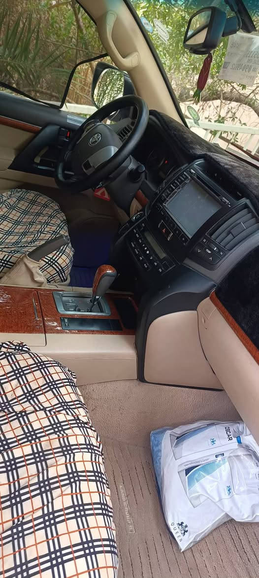 للبيع لاندكروز مديل 2012بريم اصل سياره جديده بمعنى الكلمه  مكفوله مكينه 6 مكينه كير بدون فتح ومكفولات سياره برغي ممفتوح بيها غرفتها شركه وسياره كامله مكمله برغي مبيها نقص رقم سليمانيه رقم جديد وهزه جديده سعر تحويل ثاني يوم سعر اتصل وتدلل 
اتصال***********
