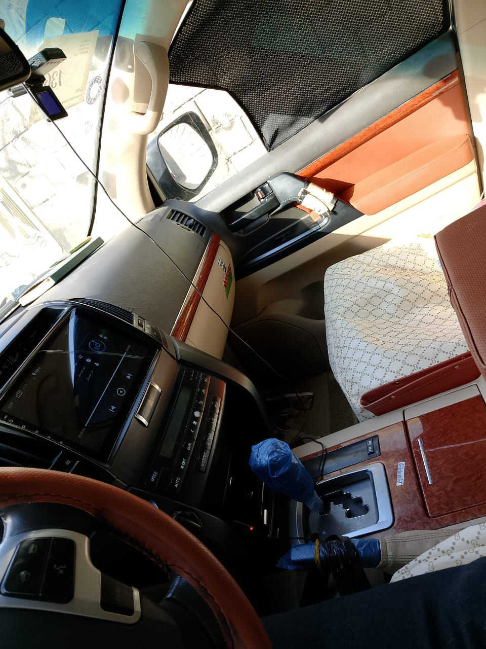 السلام عليكم 
العنوان البصرة
الرقم مميز انكليزي 
مكينة كير كفالة 
بيها ملاحظات بسيطة 
مكينة4000-V6 فول مواصفات فتحة دواخل بيجي وقرميدي شاشة حساسات لايتات كله زنون اصلي مري قلاب
جاهزة مابيها اي نقص.
لطفآ فقط الشراي يتصل
***********
*********** البصرة, العراق
