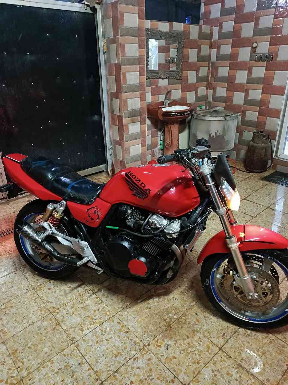 سلام عليكم سي بي 400 محرك اخرس ناعم صوته ما مفتوحه عله ايدي شلعته قويه💪 كزوز رياضي صوته حلو نكره سلف تجي وتشوف بعينك اوراقه كامله  مكاني ناصريه قضاء الشطره السعر 1350وبيه مجال  رقم الاتصال ***********
