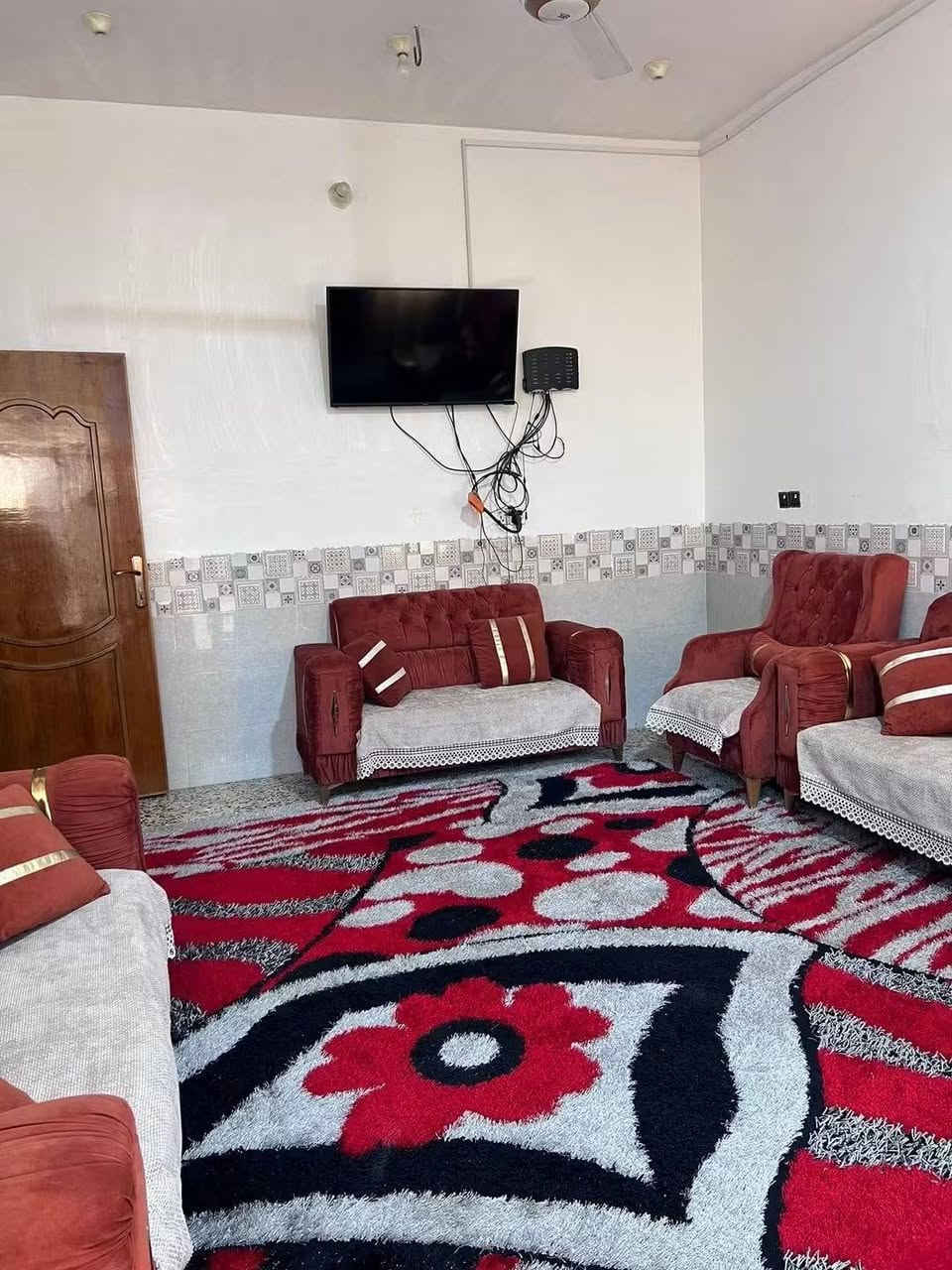دار سكني بناء حديث طابو زراعي سند 25 باسمي مساحته 160م طابقين الأول يحتوي على غرفه وصاله واستقبال ومطبخ والثاني على صاله وغرفه الموقع على شارع العام الرابط بين حي المعلمين وطريق ابو الجاسم قريب على الولايه السعر 72 مليون وقابل للتفاوض للاستفسار ***********
