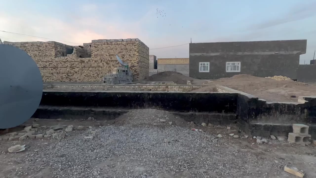 السلام عليكم عرصه ٢٠٠وبتلو ايضاً ٢٠٠ متر كامل كونكريت مسلح مدفون كدام عينك العنوان شافعيه معمل حجي هندي ملعب سامكو  للبيع الاستفسار الاتصال ع الرقم ***********
