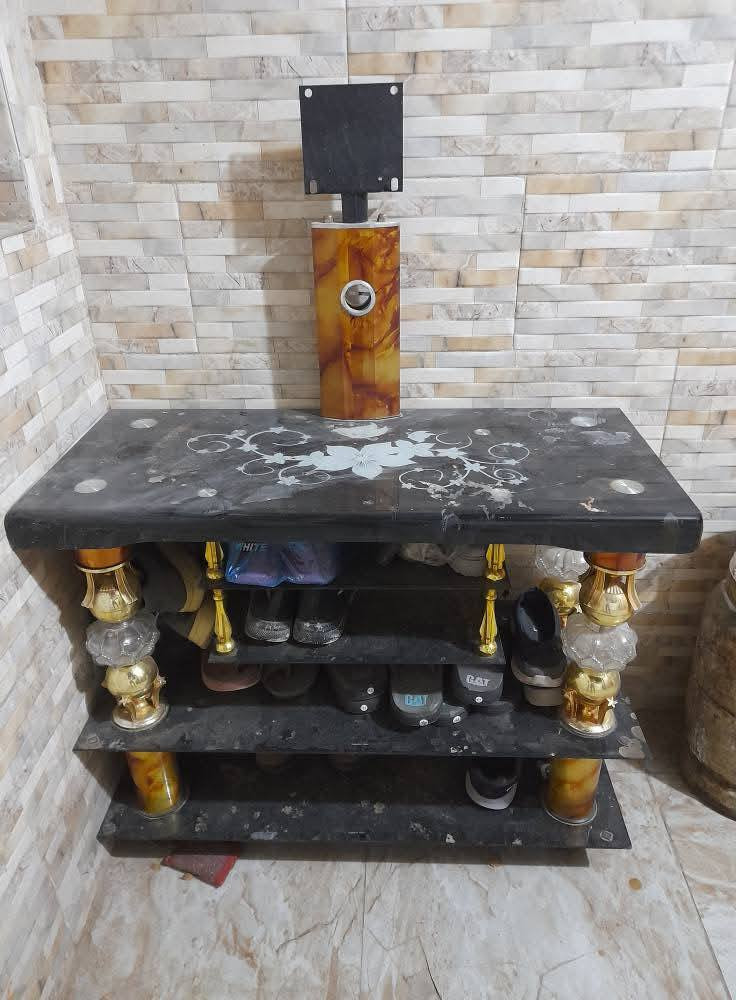 سلام عليكم
صوميه خشب قويه نفرين ب 70 
ميز شاشه بلازما نظيف بس يرادله غسل ب 25 
وبيهن مجال. مكاني شهداء البياع نهايه شارع المضخه
***********
