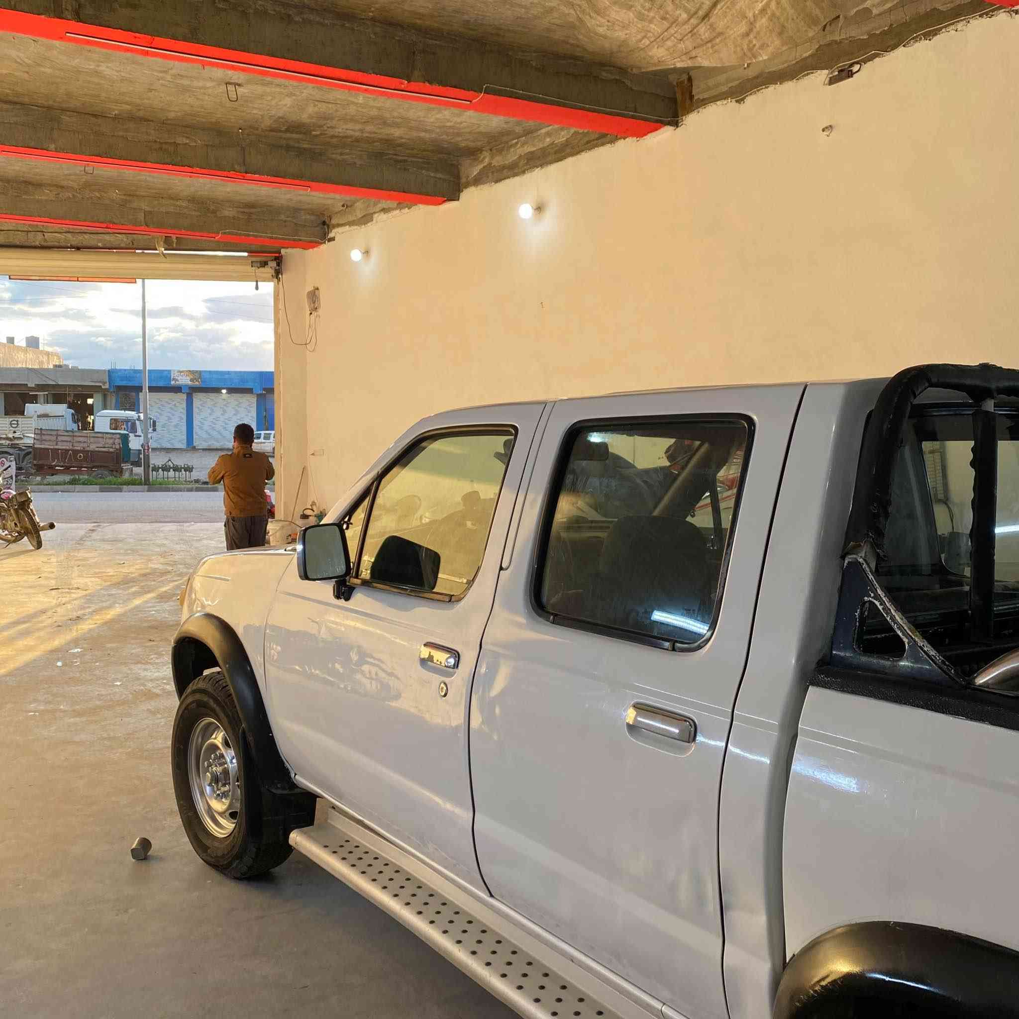 نیسان ٢٠٠٥ nissan pickup مۆدیل ٢٠٠٥ بی سبووغ تەنها کارتی هەیە بەناوی خۆمانە بی کیشەیە سەرف و بوخار نيه سه ياره ى ماله وه يه نوقستانى نيه٢٨٥هەزار ده عمى نيه پشت و پيش وه رگه راو و شان و شت نيه  رۆشتووە تازە چوار تایەی بۆ بەستراوە پلاک و دارووبەردی تازەیە ناوی هەر لۆک لۆکە سعرى ١٢٠جوا نامه ناده مه وه تيل بكه /***********
سياره نيسان بيك اب سياره يشبه جديد بدوون سبوغ و حادث سياره بسمى بس عنده كارت ماباقى كلش بشرط كويسينجاك, أربيل
