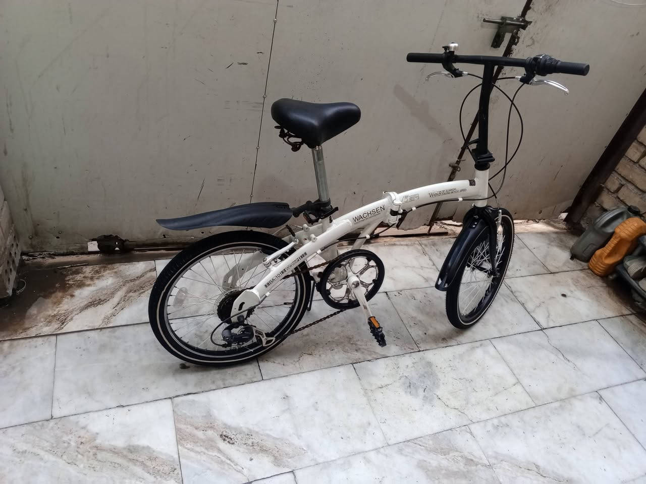 السلام عليكم 
بايسكل ياباني للبيع كسر حاوية سعر 100 وبي مجال المواصفات :-
1- لون ابيض 🤍.
2- حجم البايسكل 20🤍.
3- نوع المعدن المنيوم 🤍.
4- تايرات خط ابيض كتان اصلي 🤍.
5- كير خلفي 6 نمر شغال 💯.
6- بريك امامي + خلفي شغال 💯.
   مكاني بغداد الشعب شارع الصحة قرب سوق الصبح رقمي للستفسار *********** . يتوفر خدمة توصيل بغداد فقط.
