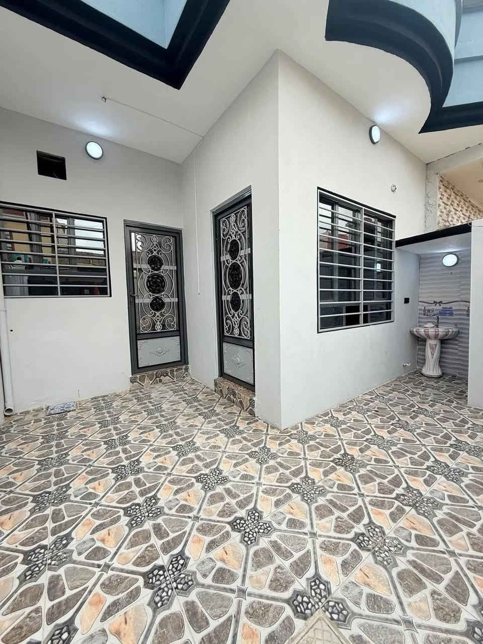 دار للبيع موصل حي الانتصار شارع 60 مقابل المستوصف قرب مدرسة ماريه القطبية جيهة  الميثاق سند طابو شرط التحويل او قرار تمليك المساحه 125مترالواجه 6وربع غرفتي نوم وهول ستقبال مطبخ مشتملات سيراميك السعر والاستفسار أكثر الاتصال على الأرقام التالية *********** واتساب
***********
