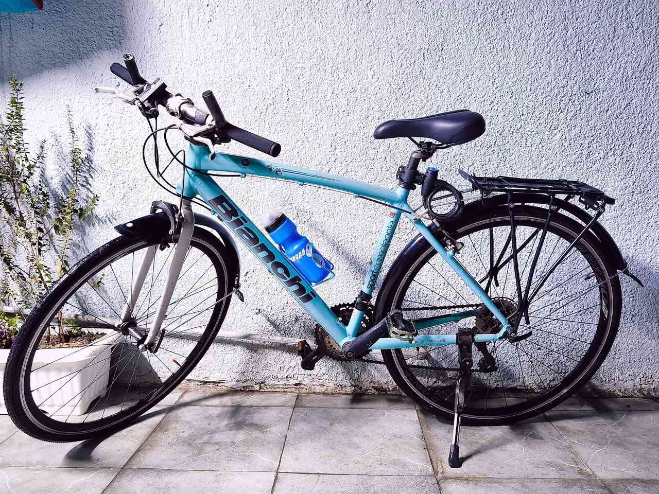 بيانكي (Bianchi) إيطالي أصلي 🇮🇹
للراغبين بالتميز، دراجة Bianchi إيطالية المنشأ، نظيفة جداً وجاهزة للترفيه والترحال.

المواصفات:

الإطار (Frame): ألمنيوم خفيف جداً، قياس 50.

التواير (Tires): حجم 28 (عرض 28/700)، وتتحمل شد لحد 35.

نظام السرعات: شيمانو (Shimano) بالكامل، 3×8 نمر (سحب ودفع).

الملحقات: سباية ترحال ألمنيوم، قفل أمان، لايت أمامي وإشارة خلفية، مطارة ماء مع حاملها، وسرج طبي مريح.

الحالة: الدراجة نظيفة جداً (مختمة بيانكي) مع بعض التكحيلات البسيطة في المصبوغ كما موضح بالصور.

السعر: 450 ألف دينار 

العنوان: بغداد - سريع الدورة - مقابل شارع 60.

للتواصل والاستفسار، يرجى المراسلة على الخاص.

***********‬‏ واتساب
