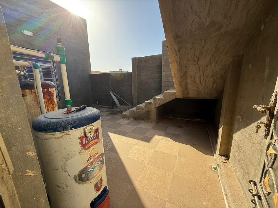 بسم الله وعلى بركة الله دار للبيع طابقين مسلح درجة اولى في الرمادي - الجمعية - قرب جامع اولي العزم مرقم بلديه مفوض للطابو المساحة 361 متر الوجه 16.5 متر الشارع 10 متر مبلط وخدمات كاملة . الدار درجة اولى سنة البناء 2022 * الطابق الاول يحتوي:  كلدور وديوانية كبيرة وصالتين وغرفتين نوم كبيرة ومطبخ حار وبارد ومجمع صحيات داخل وخارج وترك حرف L ومناور عدد 2 وحديقة وكراج كبير ومخزن.  الطابق الثاني يحتوي:  صاله كبيرة وثلاث غرف نوم كبيرة وبلكونات عدد 2 ومجمع صحيات وغسالات  بناء الطابق الاول حجر وسمنت بناء الطابق الثاني طابوق احمر الارضية بورسلين المطبخ والصحيات سيراميك هندي . حزام سيراميك 1.20 متر . الدرج كرانيت مع سيراميك لحد السقف . الشبابيك المنيوم عوازل بالاضافه الى سطح اول وسطح ثاني في الطابق الثاني:  السطح الاول بورسلين السطح الثاني مادة عازلة . يأتي مع الدار كاونتر وسبالت عدد 3 * للمعاينة والاتفاق متوفر واتساب   ***********   لإستقبال عروضكم العقارية بيع ايجار  سكني تجاري زراعي تواصلو واتساب فقط 👇 *********** أعلن معنا لضمان وصول إعلانك لأشخاص مهتمين بشراء عقاراتكم  👍  مع تحيات  عقارات T . A . G . . . #تسويق_عقاري #عقارات #عقارات_الرمادي 
