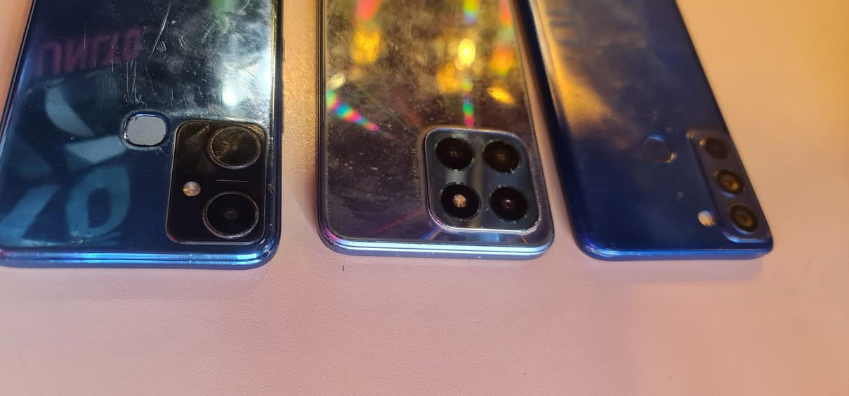 السلام عليكم ٣ تلفونات ٢ يرادلهن شاشه وواحد ايسي شحن سعرهن كلهن ٧٥ مكاني زيونه *********** نوعهن هونر وتكنو وسبارك
