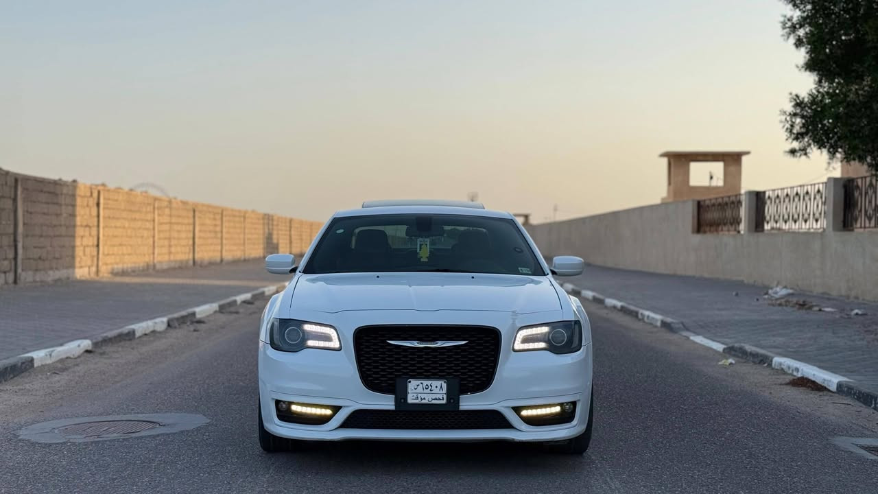 � كرايسلر 300 موديل 2017 | Chrysler S 300
✨ سيارة فخمة، مريحة، ومناسبة للاستخدام اليومي والسفر

🔹 محرك 6 سلندر 3.6 لتر (V6)
🔹 قير أوتوماتيك 8 سرعات
🔹 نظام دفع خلفي (RWD)
🔹 فئة  S
🔹 داخلية جلد فاخرة
🔹 شاشة وسطية (Uconnect)
🔹 كاميرا خلفية
🔹 حساسات أمامية وخلفية
🔹 تشغيل بصمة + دخول ذكي
🔹 تحكم كامل بالمقود
🔹 مكيف مزدوج (Dual Zone)
🔹 نظام صوتي ممتاز
🔹 جنوط ألمنيوم

📌 السيارة ناعمة جداً بالمشي وراحة عالية بالطريق

💰 السعر240 ورقة

🔢 رقم الشاصي (VIN):
2C3CCABGXHH615963
السياره دخول جديد كتاب ضباط
وتترقم بصره فقط رسوم رقم مجاني


**إذا كنت صاحب هذا الإعلان وتريد حذفه لأي سبب، رجاءا أرسل رسالة إلى الدعم الفني**