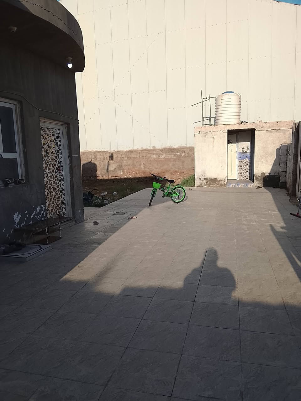 السلام عليكم ورحمه الله 
بيت 500 إقرار محكمة ومسجل بل بلدية ظمن التطويب 
الموقع قرب جامعة لإمام جعفر الصادق قريب جدا من شارع العام شارع بغداد الرئيسي 
يتكون البيت من غرفتين وصاله وحمام ومطبخ وبراني ومجمع صحي خارجي 
هاتف *********** علاء
