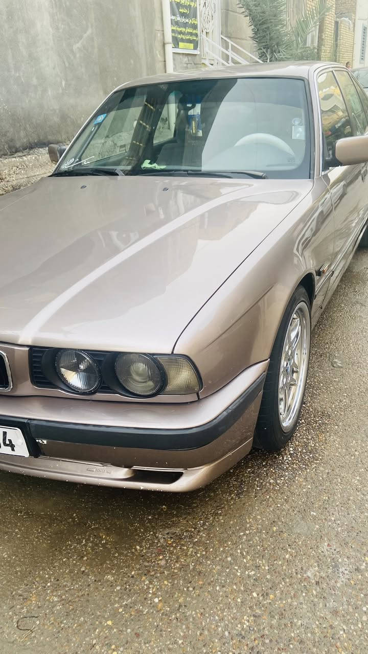 السلام عليكم (بيع مستعجل)

‏BMW 530 i
المديل ١٩٨٩ بدون حادث بدون كصه بدون عيب شرعي كامله مكمله من كلشي صبغ عام للجماليه
بجم عريض
كت كامل M 
ويل M  
دركه M
دعاميات M
دبل ايرباك 
دبل جكمجه
تخم تاير جديد
غرفه جديده كشنات قماش 
تدفئه بلكشنات
تبريد كامل 
مكينه 30 جديده مسكر دبل فانوس المرغوبه شلعه ومعدل فول  
كير تبترونك نمره طويله (3) وضعيات قياده
شاشه كامره 
السياره مناقصها شي كامله مكمله
تحويل ثاني يوم سنويه لل29
مكان السياره الناصريه شارع بغداد 
سياره كلش حلوه والف عافيه على الياخذها متعوب عليها
السعر ($72)  
للاستفسار ***********
