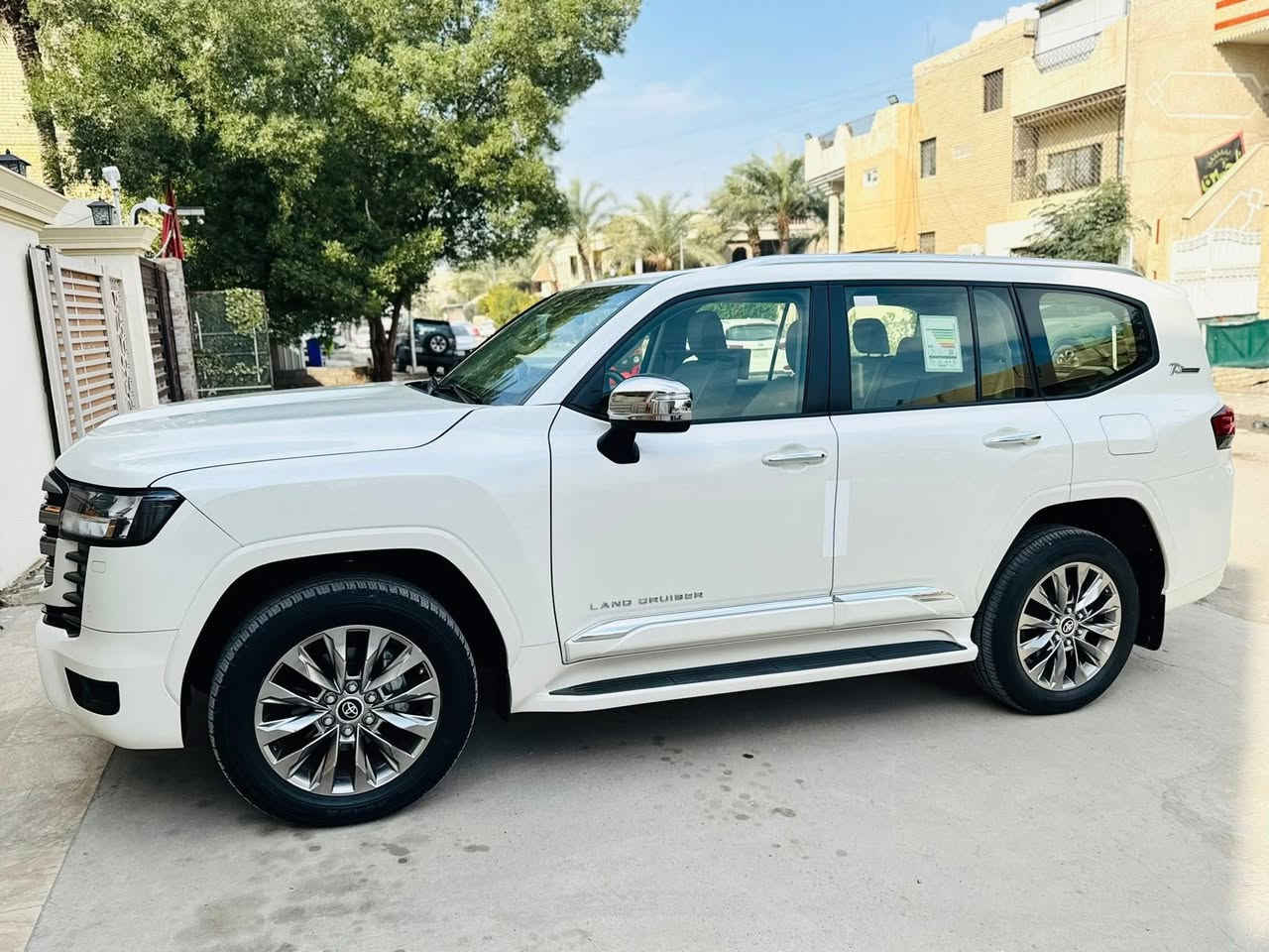 السلام عليكم لاندكروز 2022 GxR  SAS مكفوله من صبغ وتبدل عدا رصعه بسيطه بلباب صدر ماشيه 43 الف سياره جديده معنى كلمه برغي ما مفتوح بصمه فتحه قطعتين تبريد شاشات سايد بيك بصمه  معرفه موصفاته رقم بغداد بأسمي تحويل ثاني يوم سعر 635 بيه مجال رقم *********** مكان سياره بغداد جميله
