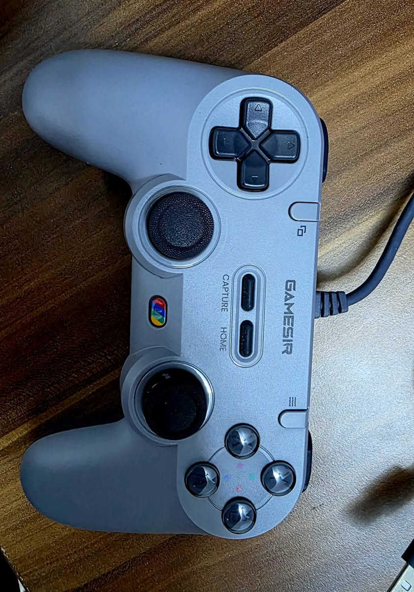 يدة GAMESIR 
تشبه يدة PS1 
بيهة هزاز و كير مغناطيسي ANTY STICK DRIFT 
و بيهة ازرار اضافية بالضهر 
استخدام اقل الشهر 
سعرها 25


**إذا كنت صاحب هذا الإعلان وتريد حذفه لأي سبب، رجاءا أرسل رسالة إلى الدعم الفني**