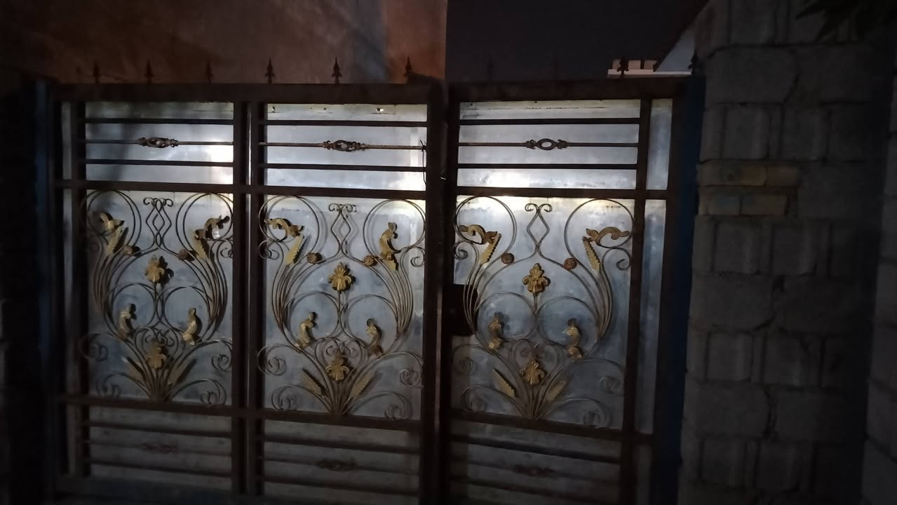 سلام عليكم عندي باب البيع
السعر 250رقم الهاتف ***********
