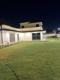 مزرعة للبيع مساحة 1350 واجهة 25  نزال 45 تحتوي على 4 غرف نوم + مطبخ + ...