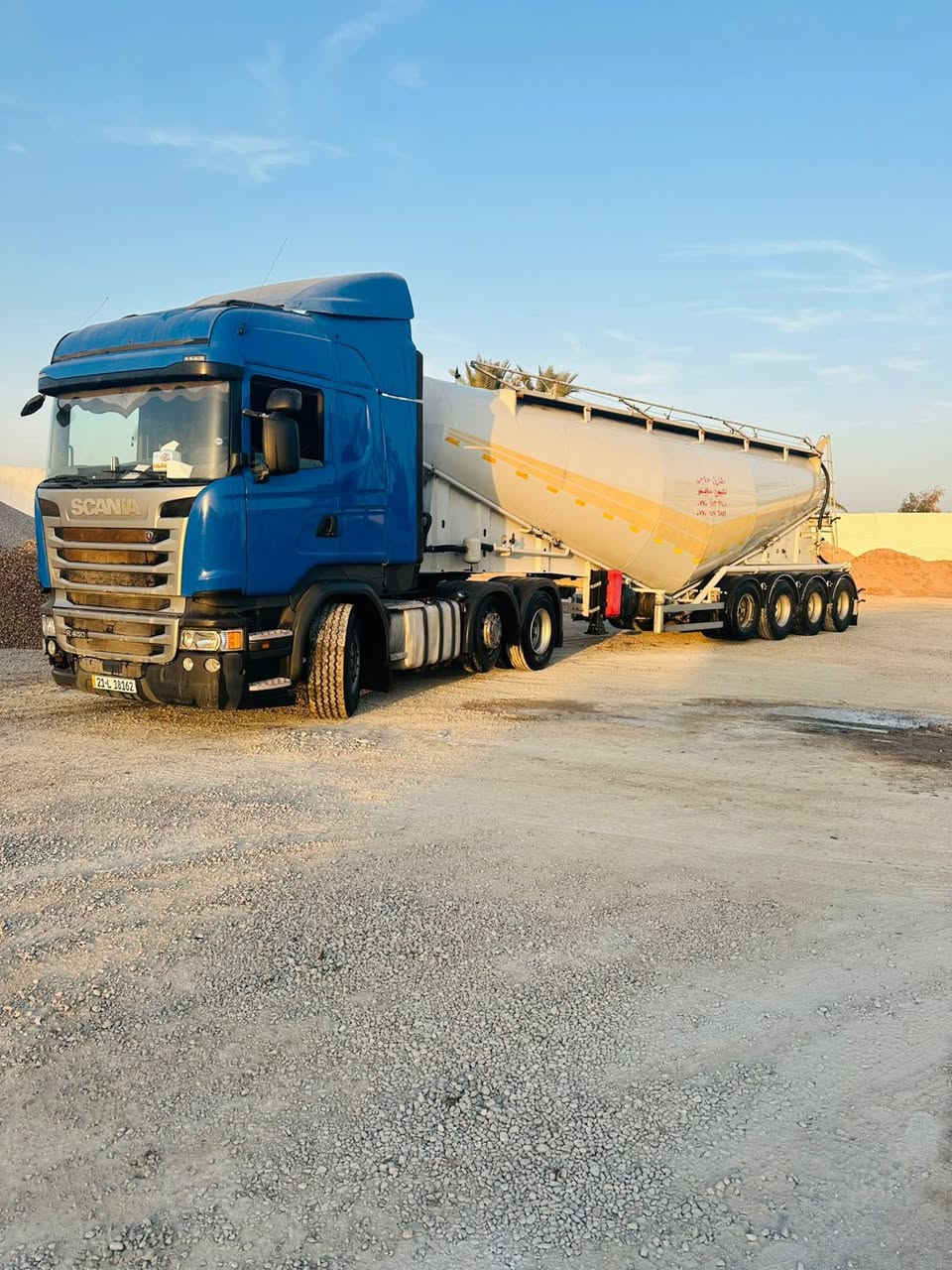 سلام عليكم سكانية موديل 2016 سنكل امامي دوار مكينه خطين حجم 450 R اوتماتيك كامره وحساس وريتايدر وثلاجه مربوطه سايلو طارق حجي موديل 2021  اربع محاور  رقم سليمانية تحويل مباشر تخم تاير راس وعربانه سياره كفاله عامه العنوان بغداد السياحي ***********
