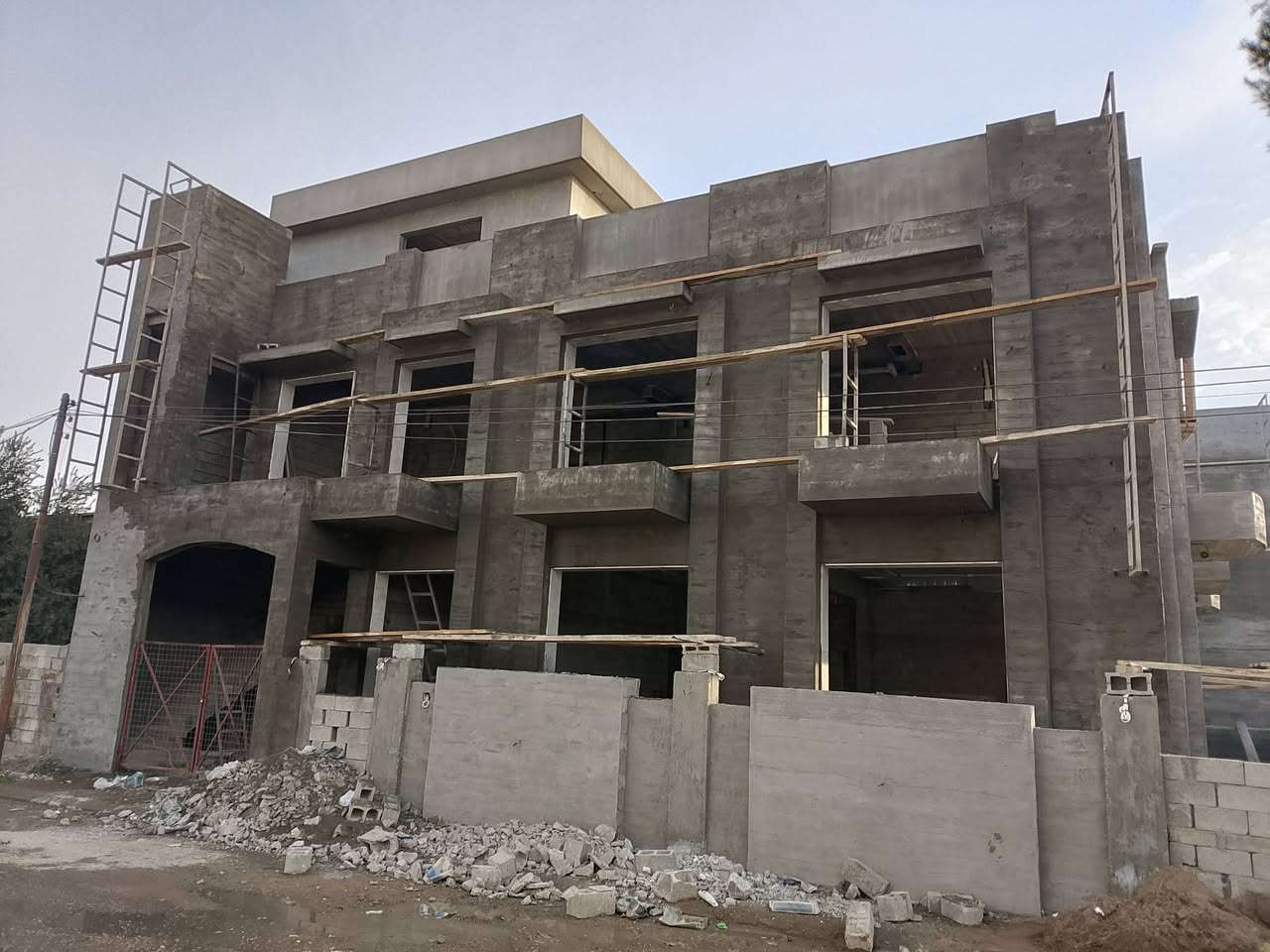 سلام عليكم نشتغل لبخ خارجي وترميم بيوت داخلي وخارجي وتفليش وتنظيف ماعليك فقط مراسله الصفحه او اتصل ع رقم ***********
