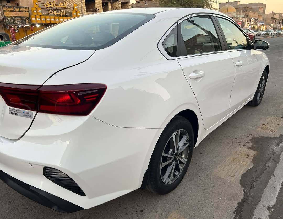 السلام عليكم
كيا سيراتو موديل 2022 
السيارة مكفولة كفاله عامه من الصبغ و التبديل و البارد حته من الشخط من الرقم للرقم 
محرك 1600 دوش 
ماشية 50   الف حقيقي 
مواصفات فول استخدام شخصي 
1- فتحة سلايت 
2- اشاير بل مري 
3- ويل كب اصلي 
4- تبريد قطعتين 
5- شادلهة شاشة اصلية ابل كاربلي
6- وشادلهة منضومة زنون اصلية 
7- بيهة سويجات عدد 2 مال الشركة
8- حساس خلفي 
9- لدات امامية + بروجكترات امامية 
داخل السيارة لونين اسود و بيجي 
السبير و العدة مالتهة بعدهن بحالة الوكالة مانازلات 
الشراي يتصل ***********
