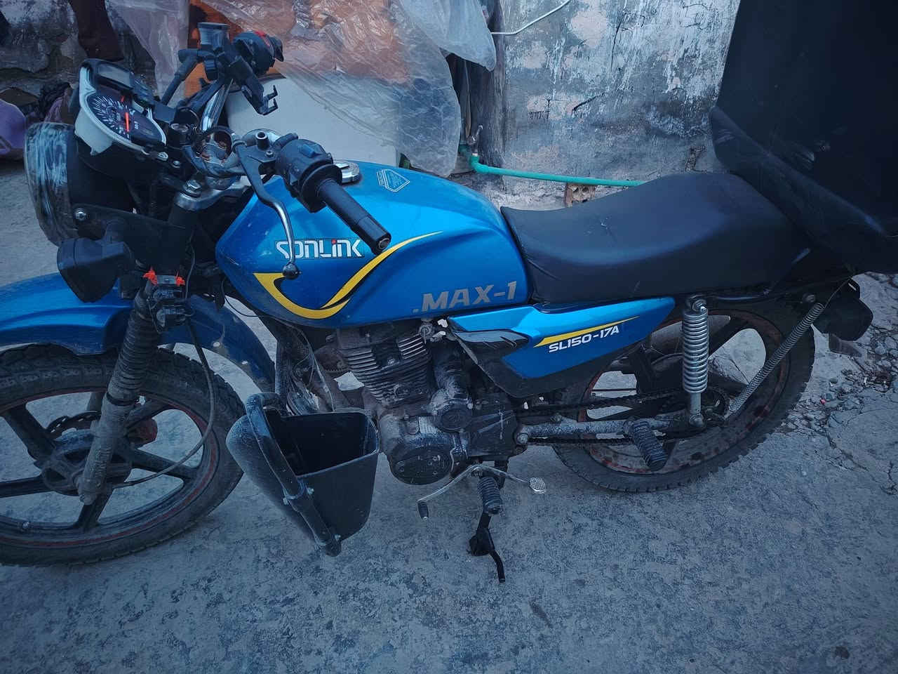 سولنك ماكس 23 مجفته نقصها دشبول امامي  فقط اوراق بس مكاتبه ومنفيس نقصها دشبول وبيها نضوح يمكن جبنه من الاخير ابيع كوم حديد مكاني بغداد كسرى وعطش السعر ٤٥٠ الف رقمي ***********
