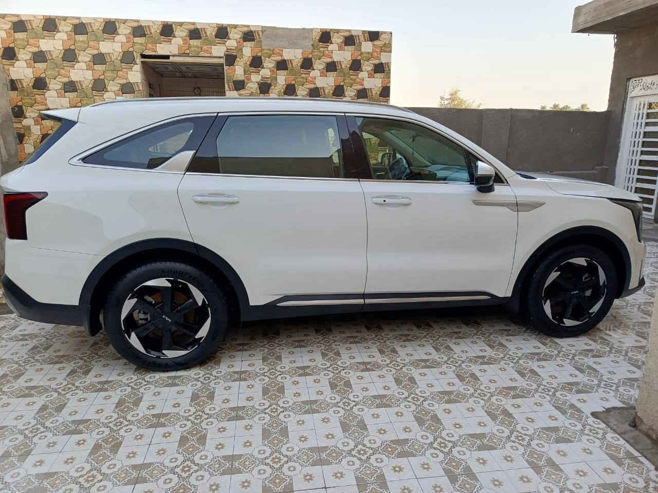 سورنتو 24خليجي  ماشيه 42الف السياره مكفوله كفاله عامه
محرك 6 سلندر. ويل 19 
كير ماوس داتاشو
كراسي كهرباء 
جنطة كهرباء 
بصمة وتشغيل عن بعد
شاشة متصلة تعمل بنظام بلي كار نفيكيشن
انارة ليزرية داخلية متغيرة الالوان 
اللايت عالي ناصي زنون 
لد نهاري ليزري امامي 
بك لايت ليزري LED
هندبريك دكمة 
اوتو هولد 
درايف مود
مانع انزلاق
مساعد منحدرات
شحن وايرليس بلوتوث 
تحكمات ستيرن فول 
حساسات امامي خلفي 
كامرة دوارة
3 قطع تبريد 
السيارة رقم ربيل ***********مكان  الديوانيه
