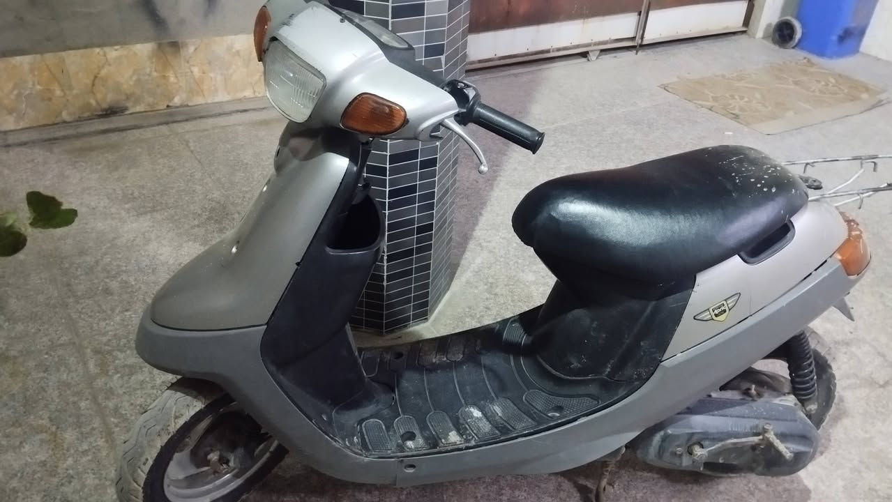 السلام عليكم دراجه بترة للبيع جاهزة من كلشي مامفتوحه مكينتها ناعمه ومعدل تخبل الدراجه وجاهزة سلف هندر كهربائيات اشاير بك لايت لايت كله شغال سعر 350 وبيها مجال للشراي يدلل 
*********** هذا رقمي بي واتساب
